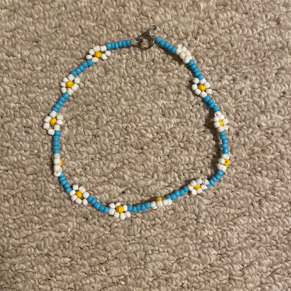 blue necklace with white daisy’s!
